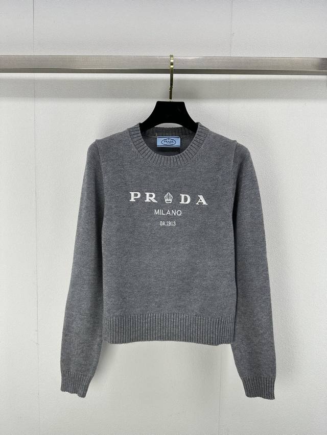 Prada*上新细节 24 秋季新款圆领刺绣针织长袖！ 气质设计减龄少女风 百搭时髦！胸前logo字母标志，配色经典版型不挑人 2色3码SML