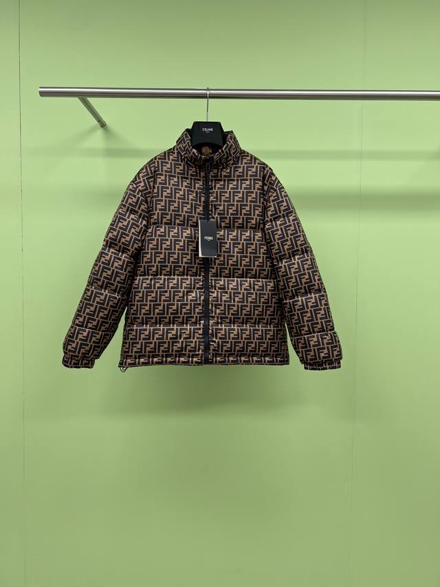 Fendi2024秋冬新款字母印花双面穿设计羽绒服夹克外套，法式与简约的组合款式，经典运动休闲风格设计，十分简约通勤的设计，基本上没有什么复杂的元素，这也是Fe