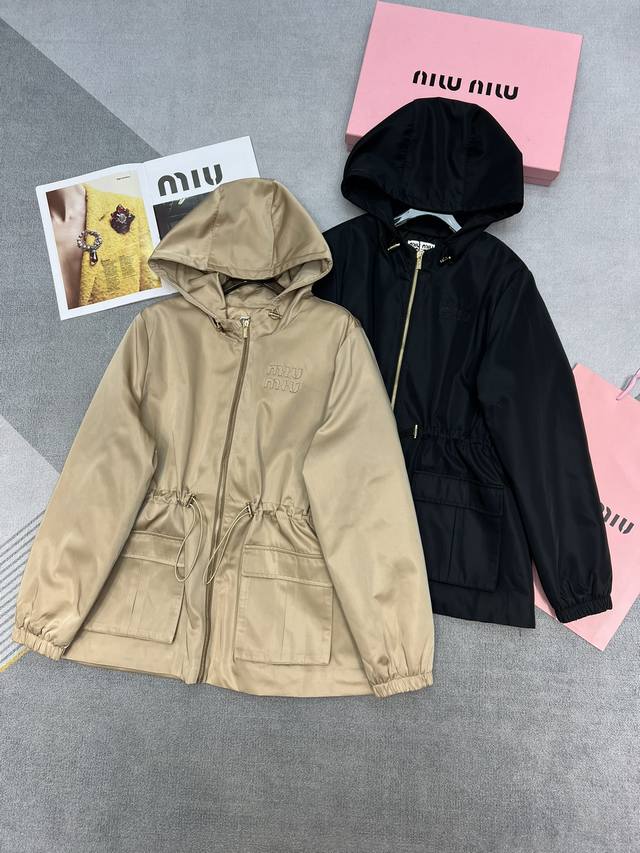 高品质Miu Miu 缪缪2024冬装新款连帽夹克外套，胸前刺绣LOGO ，束腰抽绳设计可调节收腰，松紧袖口，里布夹棉，中长版型休闲风不挑身材穿，2色SML