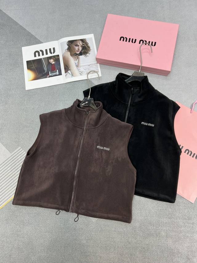 高品质Miumiu新款刺绣logo马甲外套 初秋穿搭轻松拿捏♀一眼爱上 在寒冷的秋冬季节，找到一款合适的健身保暖衣物，简直太重要了！ 给大家安利这款秋冬加厚健身