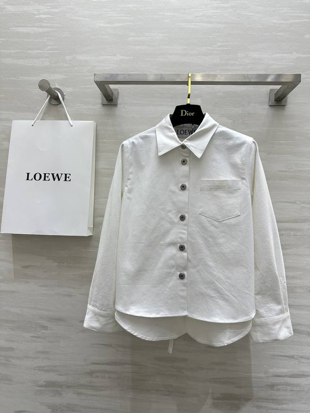 Loew2秋冬新款 后开叉绑带牛仔衬衣 前襟品牌logo刺绣 后背开叉设计感十足 A字剪裁版型随意休闲 定制纯棉牛仔洗水质地舒适亲肤 高品质现货首发size：S