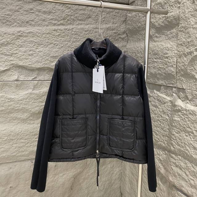 Moncler 秋冬新款！女士轻薄Cardigan立领拼接针织娃娃款短款羽绒服后背袖子针织材料上身显瘦 拼接羽绒服 保暖减龄 面包块方格充绒上身简约时尚 下摆抽