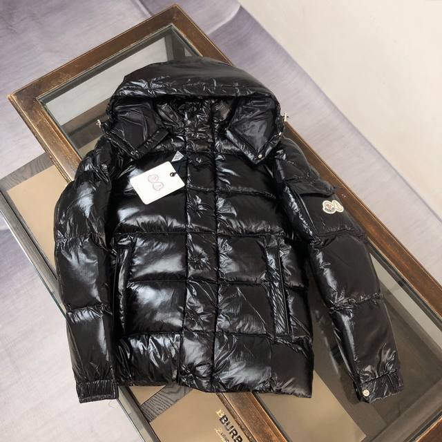 顶级版本 Moncler蒙口 Maya 70短款羽绒服 标志性的男士Moncler Maya 70羽绒夹克具有高辨识度，专为庆贺品牌70周年而设。 Moncle