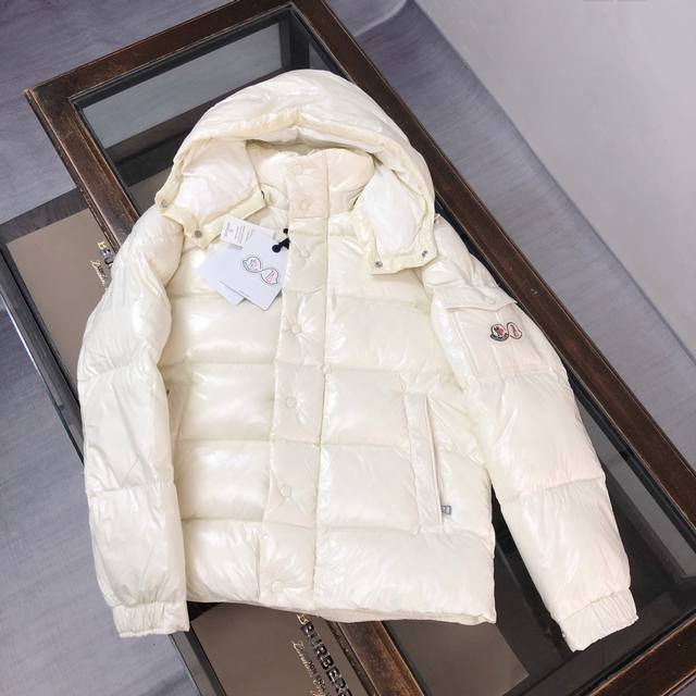 顶级版本 Moncler蒙口 Maya 70短款羽绒服 标志性的男士Moncler Maya 70羽绒夹克具有高辨识度，专为庆贺品牌70周年而设。 Moncle