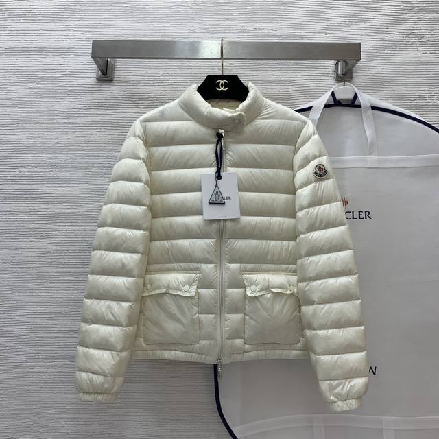 款号G24092734 Moncler*蒙口 高版本精品定制国标90%白鹅绒填充物！翻盖口袋时尚短款轻薄羽绒服拉链立领夹克外套！ 价格不含防尘袋需要的私聊 浅绿