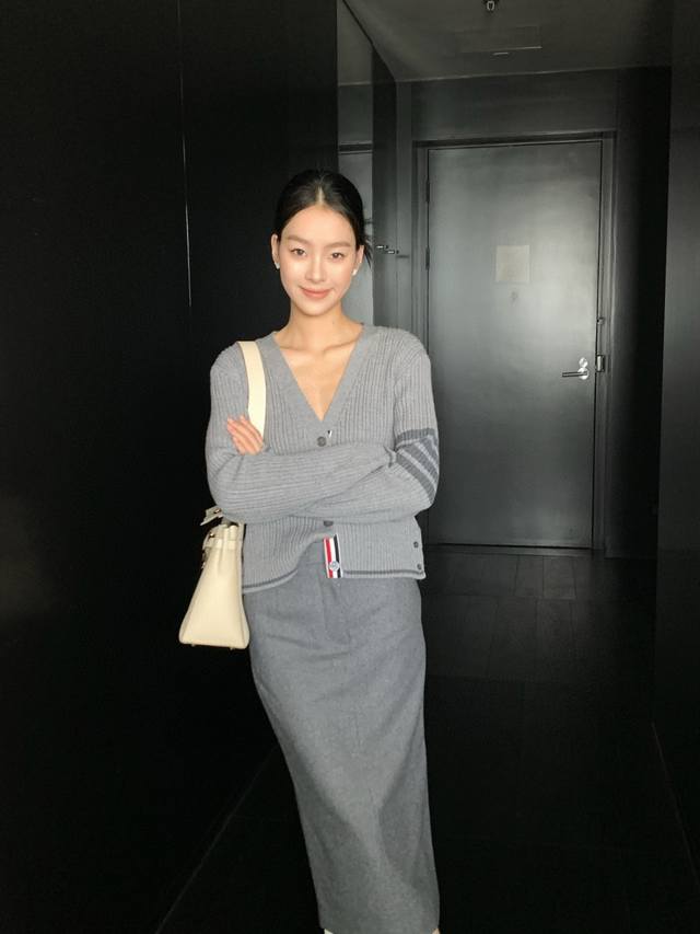 Thom Browne 24AW秋冬新款 学院风经典四条纹v领开衫丨独家yb开发！高版出品！ 白鹿同款～ v领的设计优雅而不失性感，不仅修饰颈部线条，还给人一种