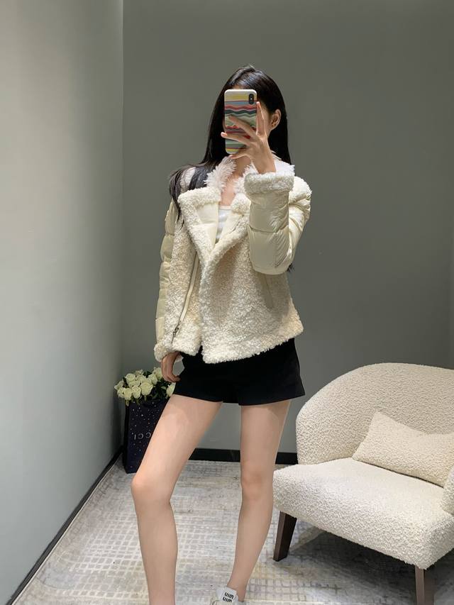 Mon*ler24F秋冬新品 泰迪圈圈羊毛机车羽绒服丨独家高版出品！原版定制进口面料软糯细腻质感超赞！帅气的机车夹克版型设计太高级又好看啦！环保皮草毛毛 减龄少