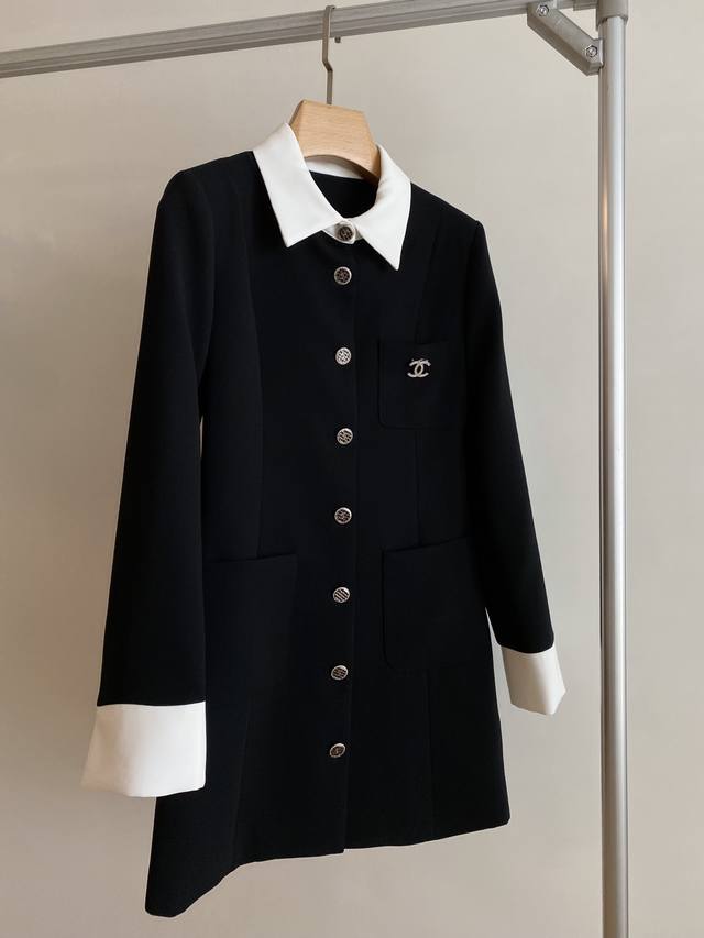 24FW 秋冬黑色拼接撞色翻领假两件连衣裙 大身料子采用定制西服面料 领口拼接撞色翻领打破沉闷感 定制金属扣子和可拆卸的金属小徽章增加衣身细节层次感 小众的细节