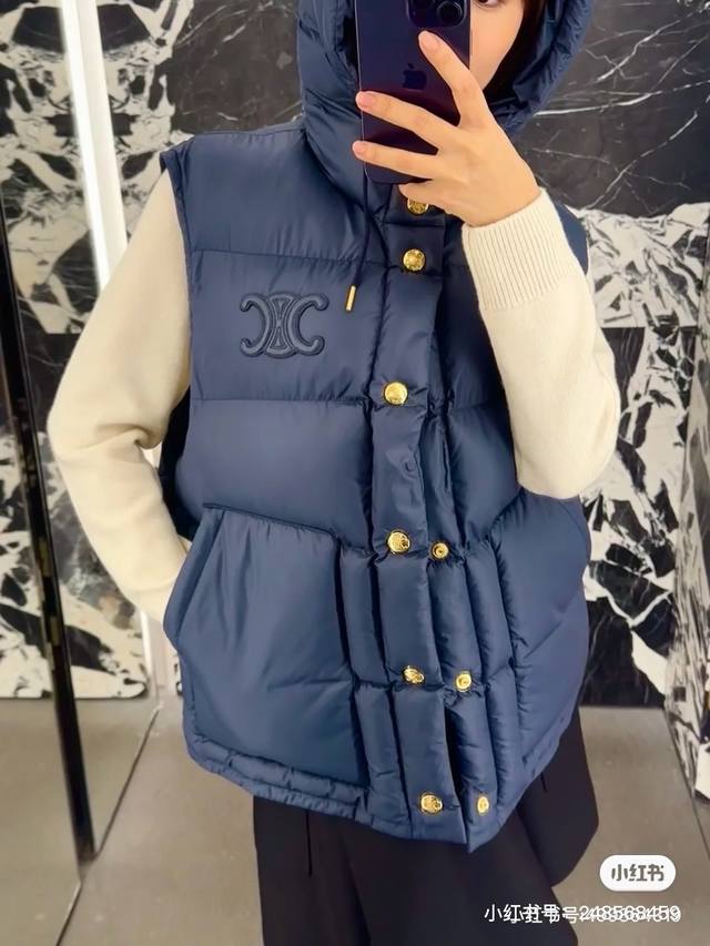 Celine24FW秋冬新款 字母贴布绣连冒背心棉服马甲丨原版开发！高版出品！定制面料防跑绒质感超好！胶囊百搭单品推荐人手必备 弹力束绳下摆展现充满科技感，连冒