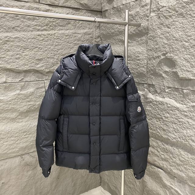 Moncler 经典款 雾面Vezere羽绒服，相当于哑光质感的maya，柔软亲肤的原版面料和90绒填充 是冬天保持温暖的安全感，可拆卸兜帽 既实用又时尚，经典