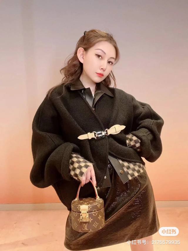 LouisVuitton2024早秋系列 lv斗篷外套 超酷拉风 羊毛皮草斗篷外套以密织羊毛面料织成柔软有型。宽松廓形胖瘦皆前襟钩扣配有皮革袢上身整体风格摩登又