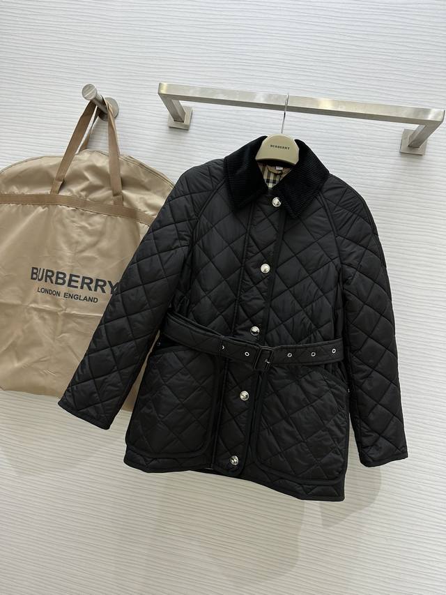 Burberr2秋冬新品 灯芯绒衣领 菱形绗缝系腰带棉服外套 官网同步最新款 系腰带版型定织定染面料 内衬标志性 Vintage 复古格纹里衬 进口机打造超精细