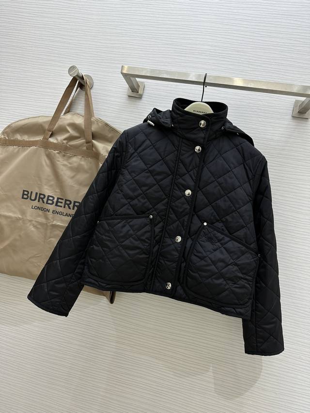 BURBERR秋冬新款连帽经典棉服 复古菱格设计 压线格工艺 不跑棉固定效果非常好 内衬是巴宝莉经典方格 宽松短款版型是比较正肩的茧型设计 上身特别的显瘦 拆卸