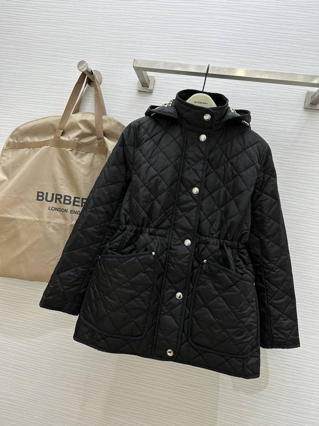 Burberr秋冬新款 收腰设计 绗缝长款棉服外套 菱形格绗缝设计 立体感更强 腰部内里两条系带抽绳设计 自由打造时髦造型 腰部可调节出曲线感 YB定制版本 推