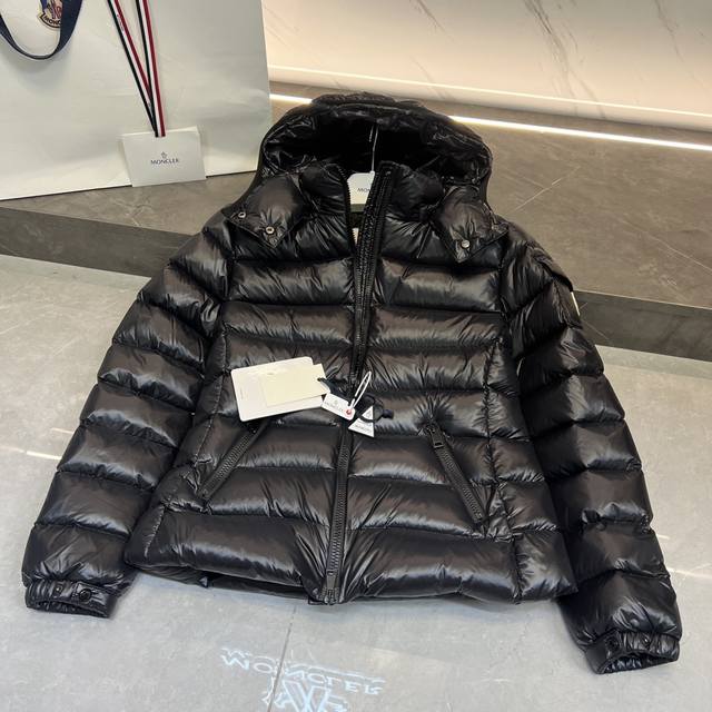 Moncler Bady 经典短款 女士羽绒服夹克外套 95欧规鹅颈绒填充，850+蓬松度 采用闪亮漆面尼龙制成，搭配标志性长方格绗缝，彰显Moncler风格典