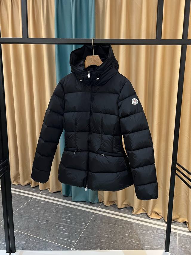 Moncler 24 秋冬新品 Avoce羽绒服夹克外套，Avoce短款羽绒夹克采用尼龙面料制成，拒水尼龙面料提供呵护，longue saison衬里赋予了短款