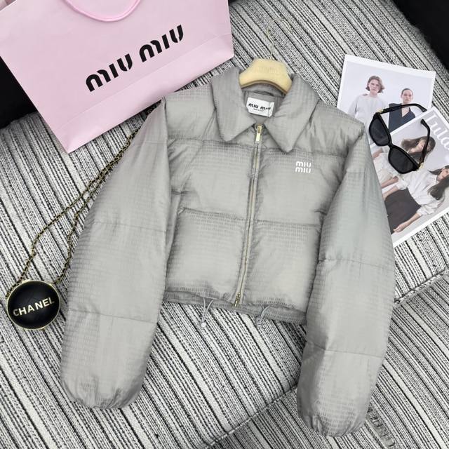 强烈推荐 24年早秋冬系列 Miu Mi* 新款 LOGO暗花短款面包羽绒服丨独家yb开发！高版出品！减龄气质的拼接针织翻领做法 原版一比一开发定制 五金配件细