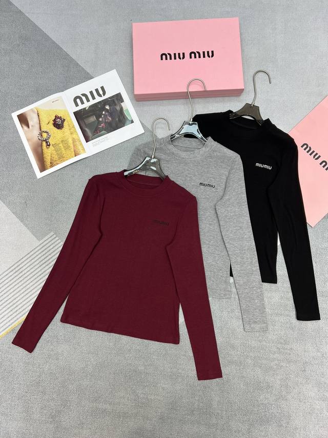 高品质MiuMiu*早秋新款圆领打底衫亲肤无扎感上身服帖契合身材视觉感显瘦时髦小单品胸口字母刺绣装饰三色SML