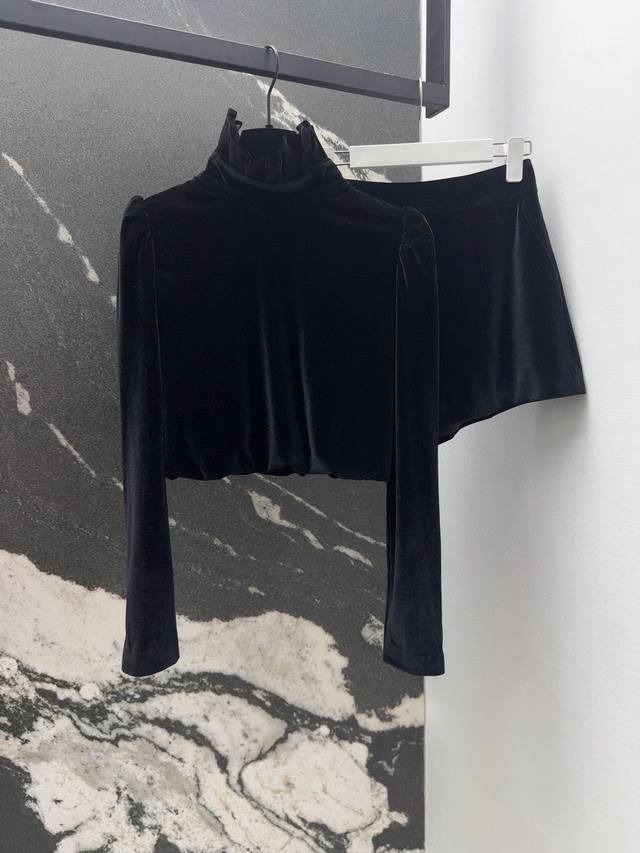 MCQ 24SS 秋冬新品重工木耳边立领天鹅绒小上衣 百搭黑色系完全不挑肤色非常显白 财阀千金款 爱了这份精致感和洋气范 日常通勤都可以 采用进口丝绒面料 比较