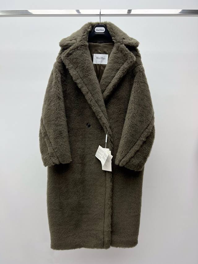 爆款 MaxMara* 军绿色泰迪 火爆全球的一款Teddy泰迪熊大衣 高端版本，强势一直不够发 独家正品版本 原版粉色、绿色 港币2w7，七折出售 独家定制定