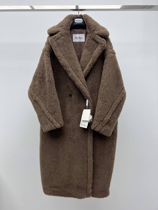 爆款 MaxMara* 摩卡棕 泰迪大衣 十周年特别限定色 28%的山羊绒成分使得手感得到进一步升华 内衬印有巴洛克宫廷风特殊印花更值得收藏 面料非常舒适，真正