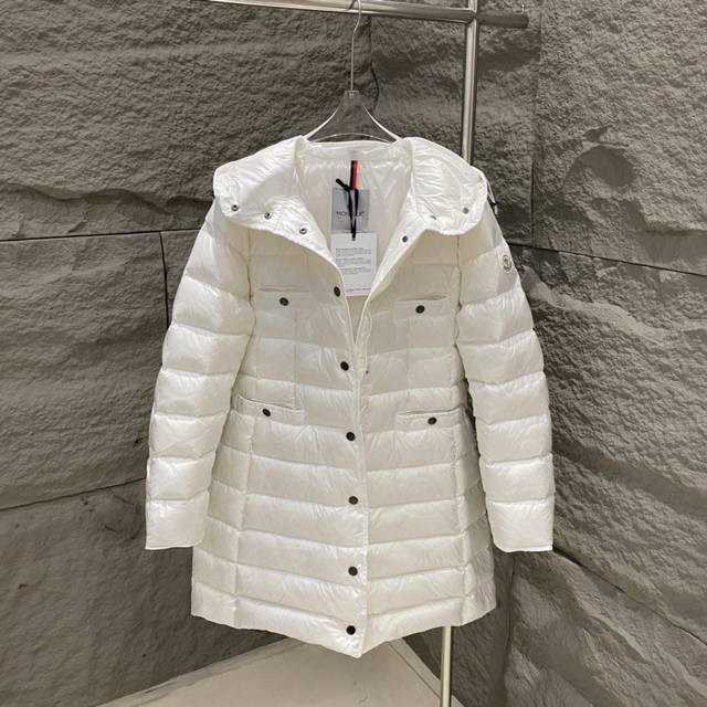 Moncler 2024 秋冬新款 HIRMA女士中长款连帽羽绒服，中长款微收腰版型，上身效果超级好，版型超绝显瘦，前身四个小口袋点缀，侧袋隐形拉链，内有弹力抽