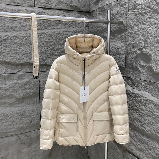 Moncler 24 Fw新款 Argenno女士轻薄款羽绒服，具有喇叭廓形搭配腰带，是适合都市生活的经典单品。采用轻盈尼龙面料制成，饰有精巧绗缝，可调节兜帽可