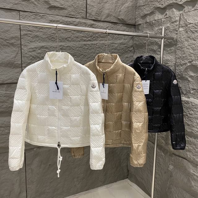 Moncler 2024 秋冬新款 Ancy短款羽绒夹克，Ancy羽绒夹克采用longue saison面料制成，保暖而轻盈。这款夹克饰有绗缝棋盘格纹图案，灵感