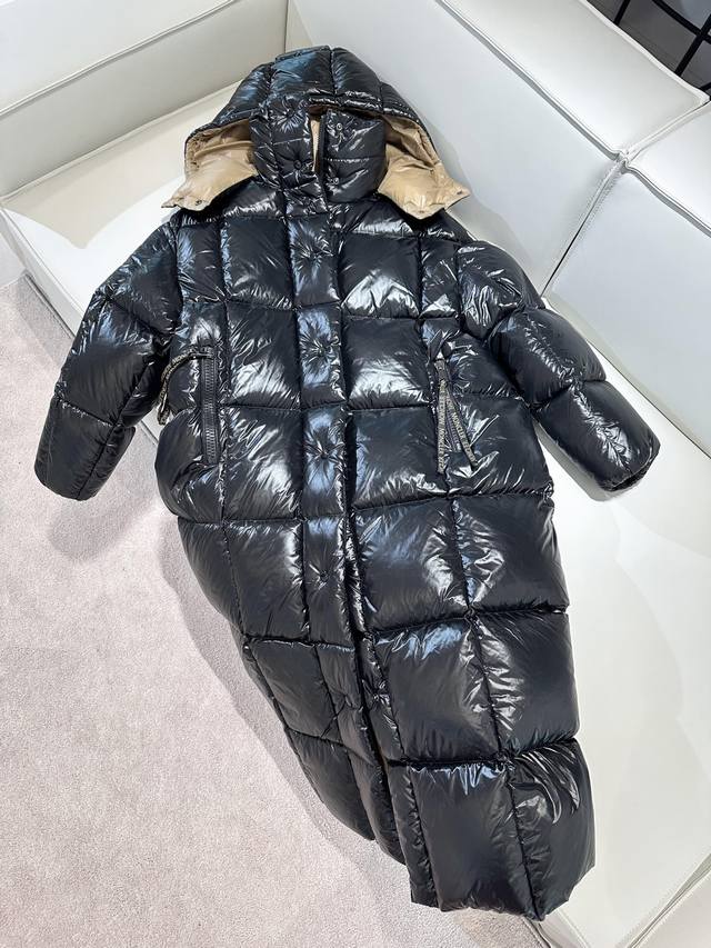 Moncler 2024 秋冬款 Pranaiba系列长款羽绒服，Pranaiba羽绒服经典且现代，从80年代意大利的三明治风格汲取灵感，以当今时尚潮流重新诠释