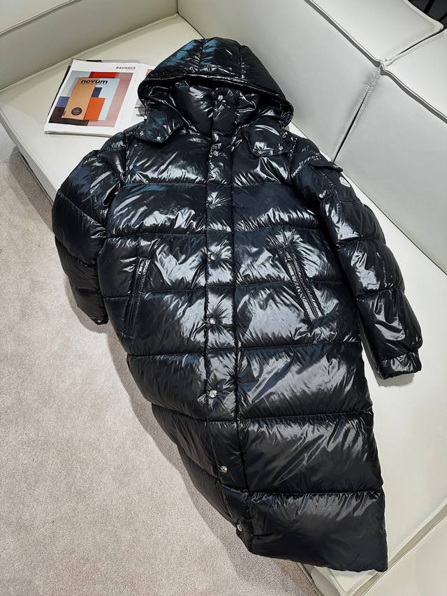 Moncler Hanoverian系列长款羽绒服，Hanoverian长款羽绒夹克具备Moncler经典单品的美感、性能与保护功能性于一身，冬季新品经典系列，