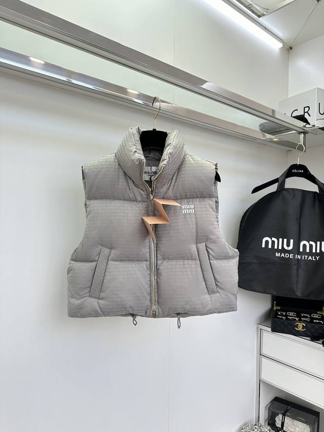 MI*MIU miu24秋冬新款暗纹马甲羽绒服 减龄气质翻领 YB定制五金 双面暗纹logo设计 面料轻盈防风保暖 内里填充采用新国标90白鸭绒 上身百搭减龄又