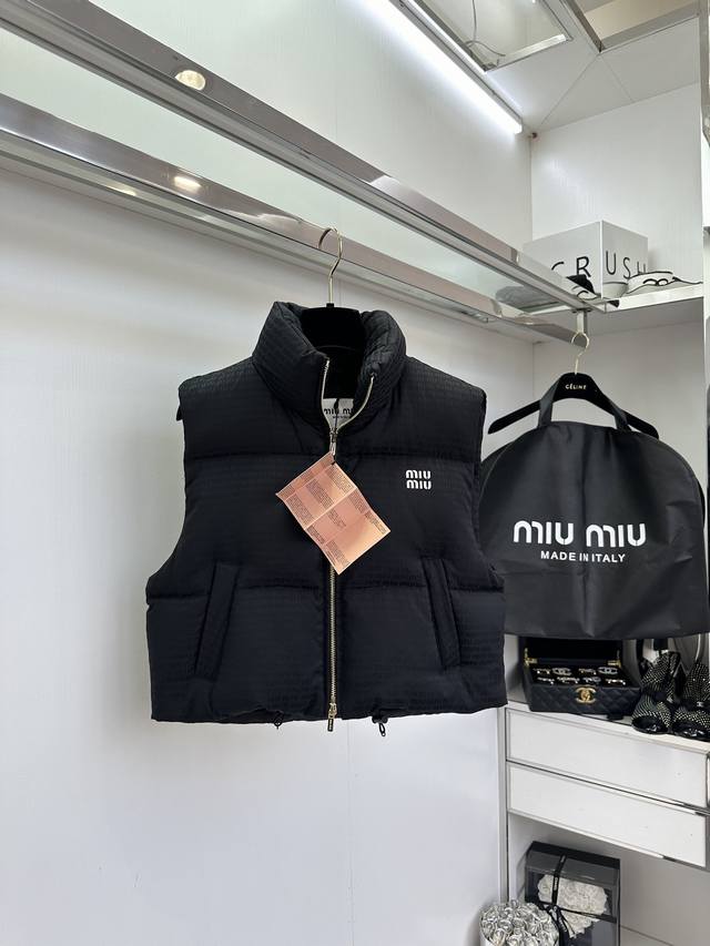 M*UMIU miu24秋冬新款暗纹马甲羽绒服 减龄气质翻领 YB定制五金 双面暗纹logo设计 面料轻盈防风保暖 内里填充采用新国标90白鸭绒 上身百搭减龄又