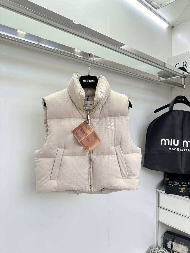 MIU*IU miu24秋冬新款暗纹马甲羽绒服 减龄气质翻领 YB定制五金 双面暗纹logo设计 面料轻盈防风保暖 内里填充采用新国标90白鸭绒 上身百搭减龄又