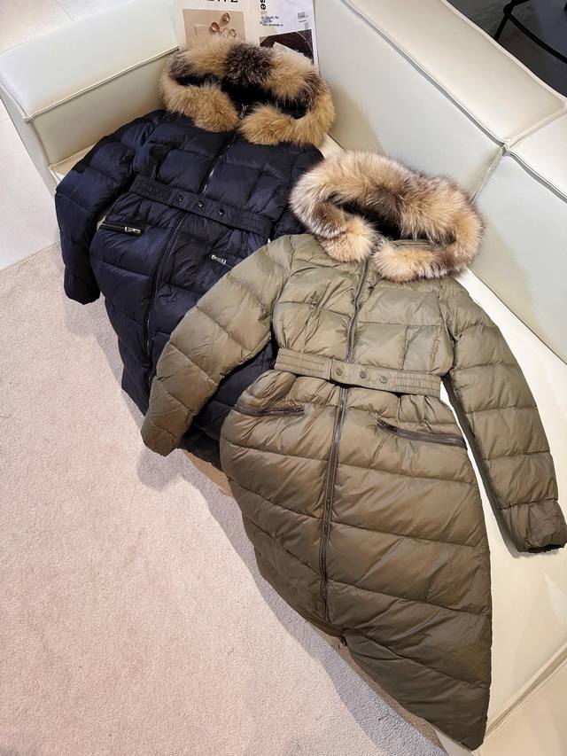 Moncler 2024ss 新款 Boedic 狐狸毛领中长款羽绒服，采用尼龙Leger雕刻线条设计，羽绒填充和标志性 Boudin quil缝，腰部的伸展带