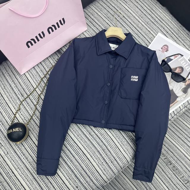 强烈推荐 24年早秋冬系列 Miu*新款翻领衬衫式短款羽绒服外套 40白鹅绒填充 字母口袋点缀 减龄款 SML