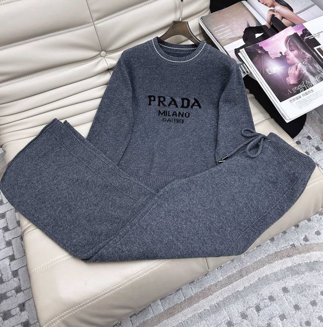 上衣 裤子 24新款 PRADA 圆领刺绣羊毛针织上衣高腰长裤套装，100%羊毛面料柔软保暖，胸前字母logo图案设计，精致时尚，领口和袖口撞色设计，版型立体剪