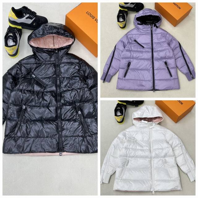 moncler 蒙口liriope 系列斜拉链连帽羽绒服9700＋购入个性十足的一款！袖口超长置顶的大拉链，部分收口和衣身连帽设计，选用宽松式面包服，双袖通体拉