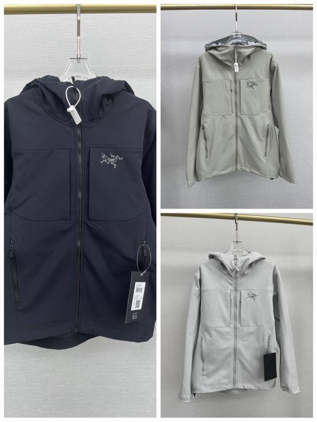 arc'teryx gamms mx 软壳冲锋 工艺说明：采用定制客供面料，户外运动梭织防风速干透气软壳 版型立体裁剪，全身多处拼接，多种拉链口，精致刺绣log