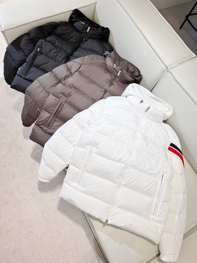 Moncler 2024FW Solayan 三色饰边短款羽绒外套，男女同款，Solayan羽绒夹克采用micro chic面料制成，硬朗方形造型设计，彰显Mo