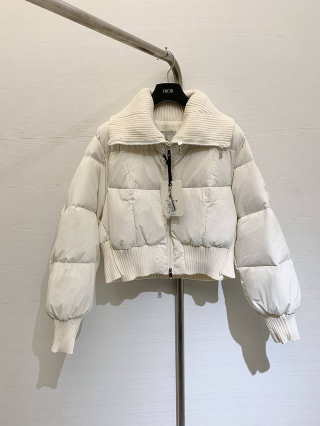 Moncler 2024 秋冬最新款 针织拼接大翻领夹克羽绒服外套，针织翻领夹克版型，显瘦不挑人 上身效果非常好 轻盈又有蓬松度 罗纹衣领与衣袖 下摆散发运动气