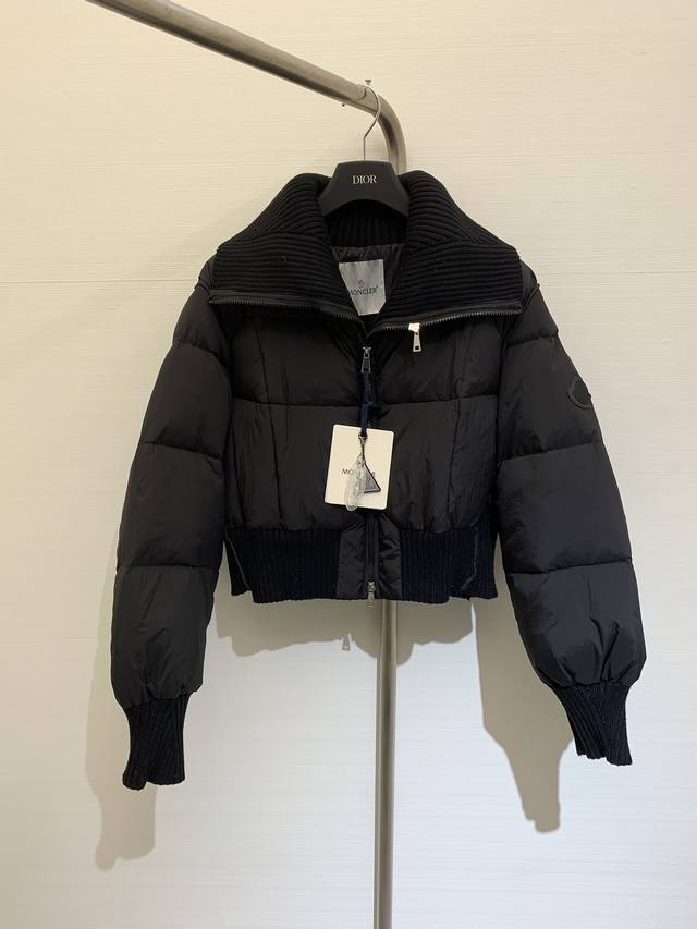 Moncler 2024 秋冬最新款 针织拼接大翻领夹克羽绒服外套，针织翻领夹克版型，显瘦不挑人 上身效果非常好 轻盈又有蓬松度 罗纹衣领与衣袖 下摆散发运动气