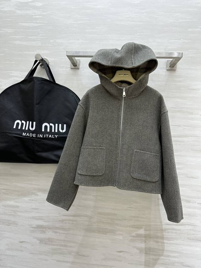 Miumi2秋冬新款 双面可穿 连帽手工羊毛呢外套 拉链连帽 双面夹克设计 原版定制版型 经典百搭不挑人 原版定制双面格纹印花图案 少女风帅气又时髦 正反两穿