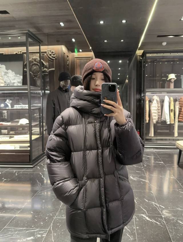 上身效果｜Moncler 黑标系列loff Jacket中长哑光雾面羽绒外套.中长黑武士.男女上身都好看.