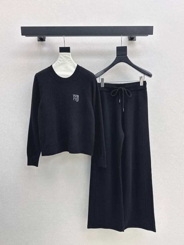 独家首发 Aw 24Ss 秋冬最新款针织套装字母烫钻装饰长袖针织衫+高腰直筒裤 精致美感 整体给人感觉特别的简约大气 一套搭配起来给你人一种温柔美丽动人的感觉