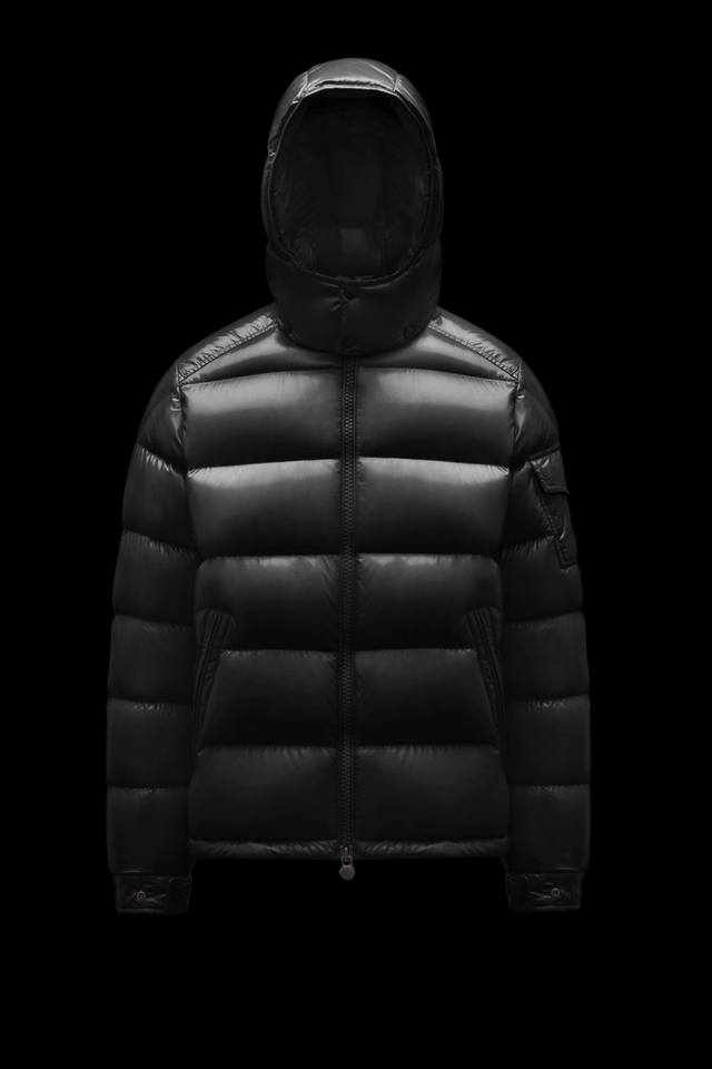 官网图 Moncler Maya 短款羽绒服夹克是moncler经典单品，配色和细节巧妙呼应80年代标志性三明治风格，具有强烈辨识度，采用漆面尼龙制成，搭配标志