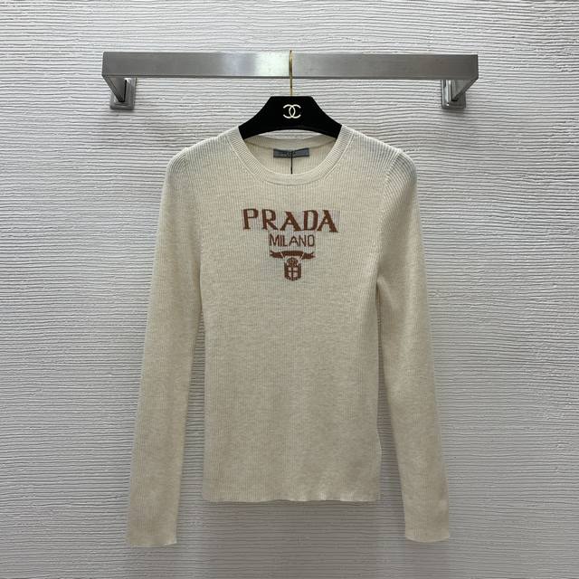 款号d24111843 Prad*新款 胸前字母logo标志修身显瘦高弹力长袖针织衫打底衫上衣！杏色、黑色、卡其色、红色、深灰色、 M码：胸围64，袖长59，衣