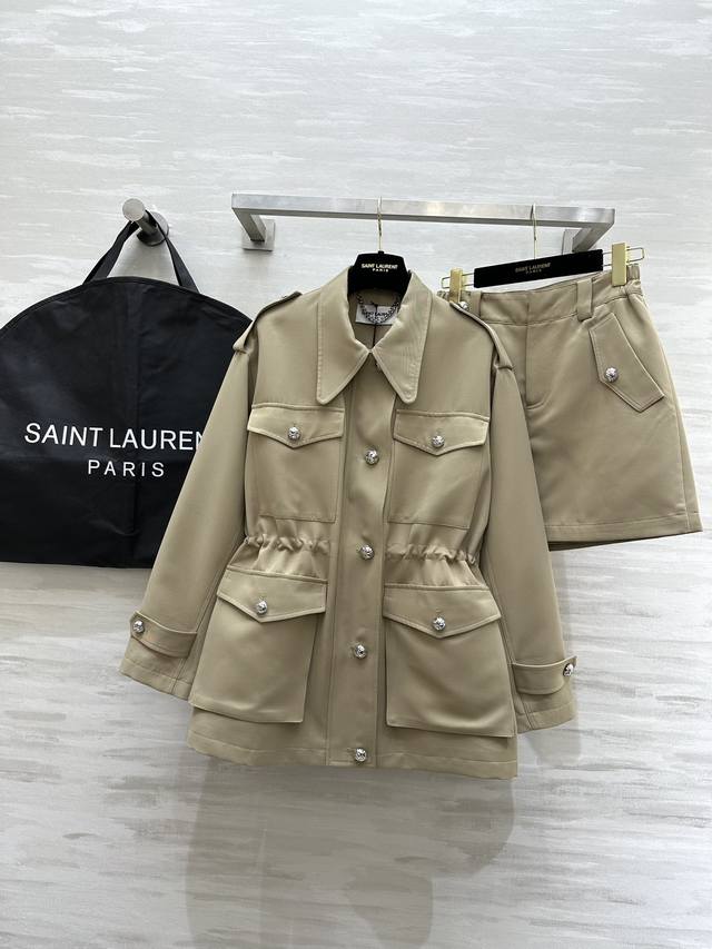 Ysl2秋冬新款 工装风抽绳收腰冲锋衣套装 时髦大气 腰部抽绳收腰显瘦显高挑 高品质定制 现货首发size：S M L S码肩宽：46，胸围：108，衣长：80