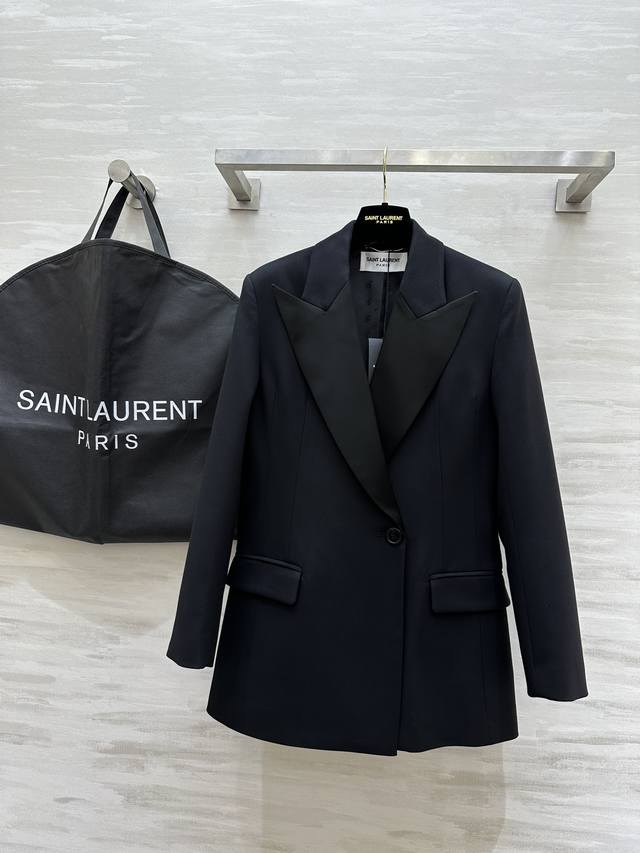 Ysl2秋冬爆款 戗驳领一粒扣西装外套 定制羊毛面料亲肤舒适 醋酸领拼接奢华大气 立体剪裁版型上身超级显瘦 高品质定制 现货首发size：S M L Xl M码