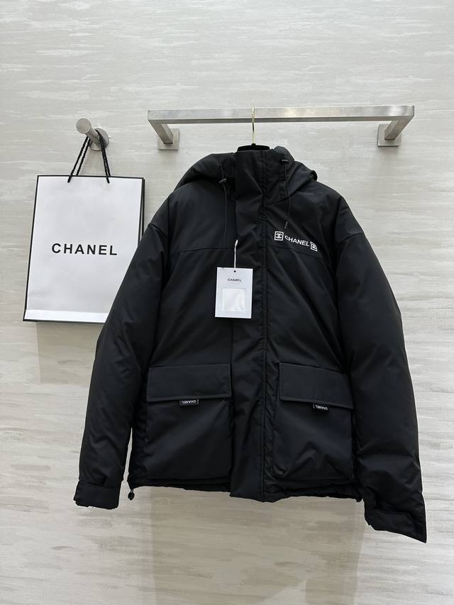 Chane2秋冬新款 中古系列羽绒棉服 分分钟get住每个人时髦感 袖口下摆内里都做了防风设计 外层采用防水防风透气的进口面料 防水压胶拉链设计 内里填充国标9