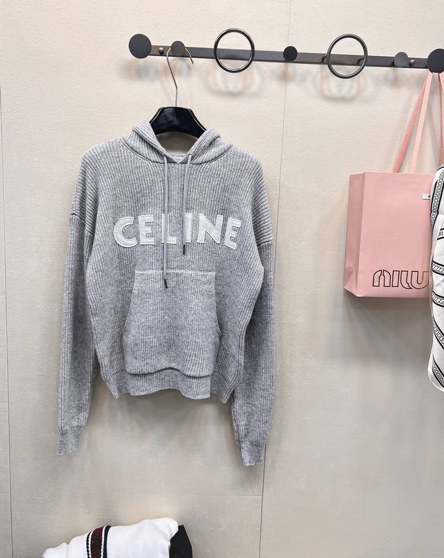 Celine 连帽字母logo贴片针织毛衣，特定进口高阶100%羊毛混纺面料定染纱线颜色超正粗棒竖纹钩织工艺份量足足的前幅是简约的字母标识 细腻饱满，不需要过多